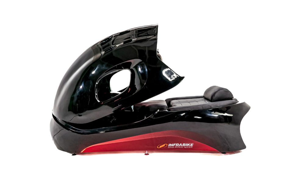 Mężczyzna korzystający z INFRABIKE® — trening w zerowej grawitacji Polska